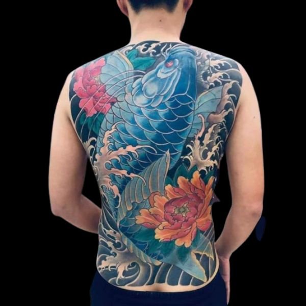 Tattoo cá chép màu xanh kín lưng