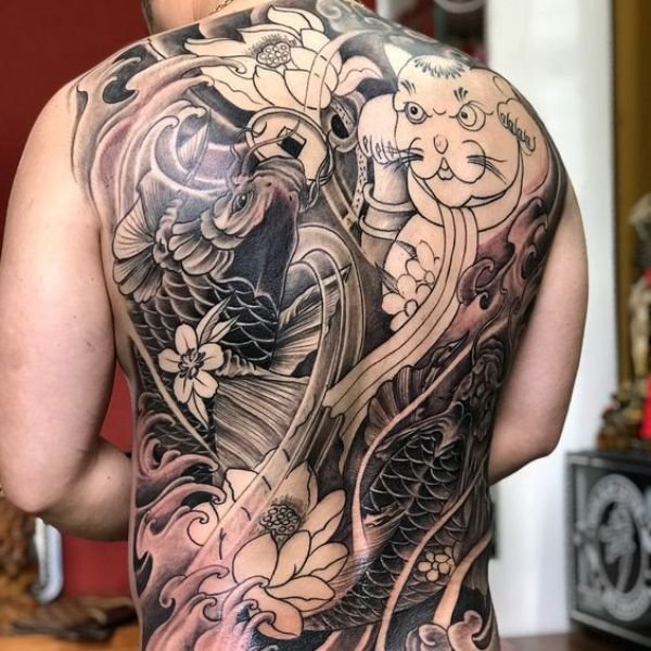 Tattoo cá chép ngậm đồng tiền kín lưng