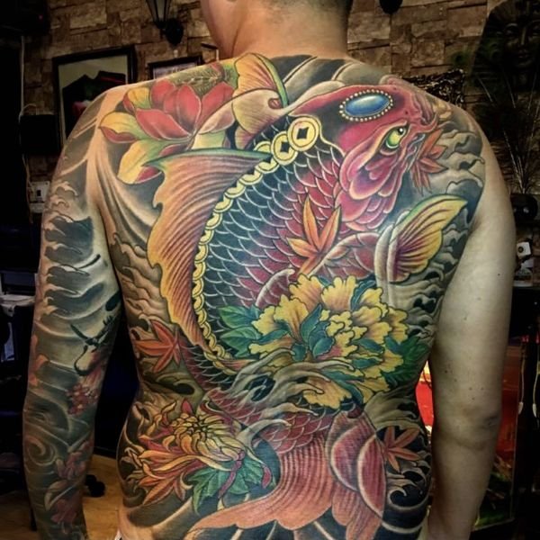 Tattoo cá chép ngậm tiền kín lưng