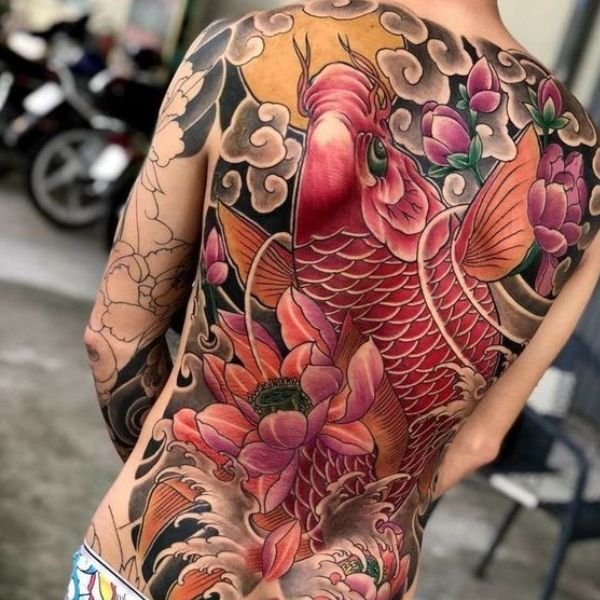 Tattoo cá chép và mặt trăng kín lưng