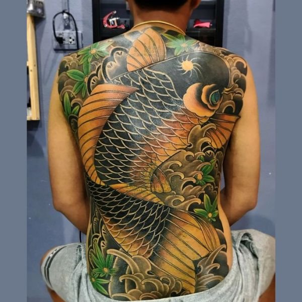 Tattoo cá chép vàng kín lưng