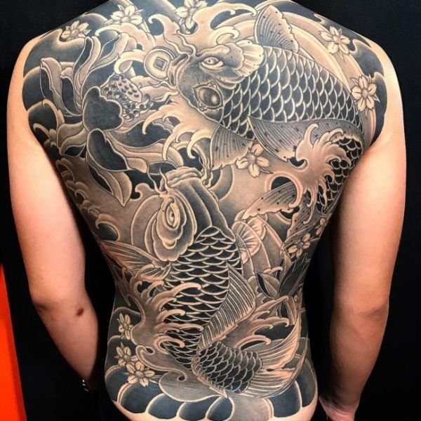 Tattoo cá chép vượt thác kín lưng