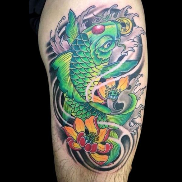 Tattoo cá chép xanh và hoa sen ở đùi