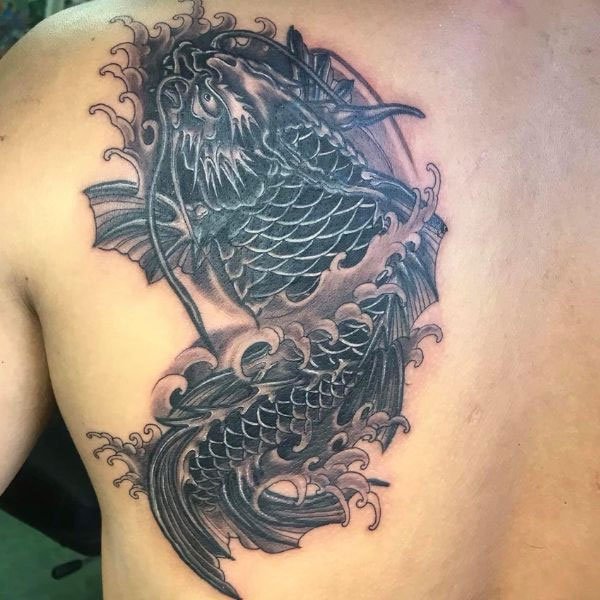 Tattoo cá rồng ở lưng đẹp