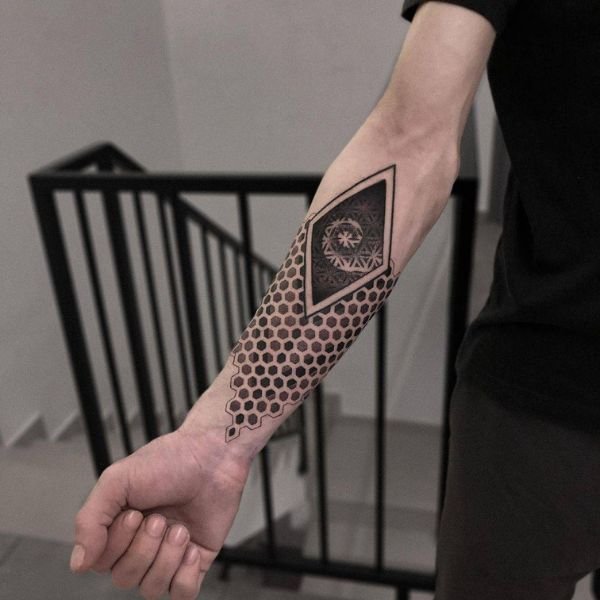 Tattoo cánh tay ký tự đẹp