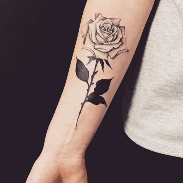 Tattoo cánh tay nam hoa hồng đẹp