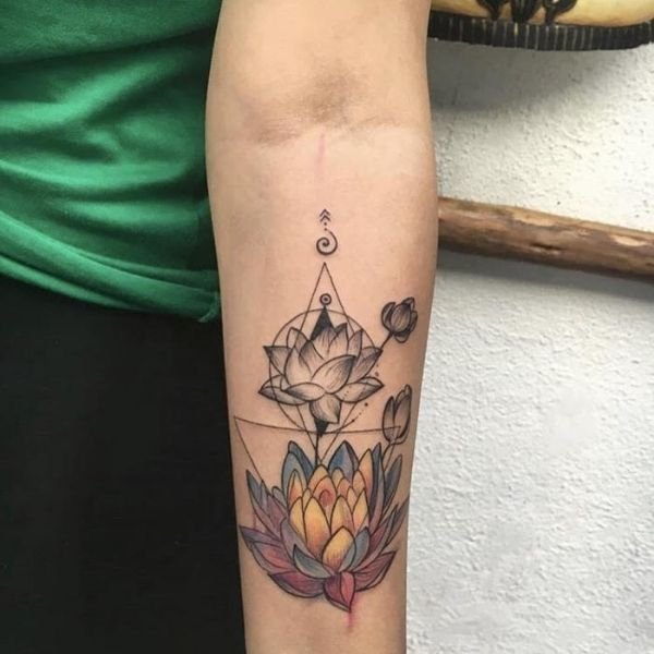 Tattoo cánh tay nam hoa mẫu đơn