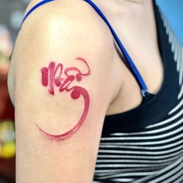 Tattoo chữ đẹp cho nữ chữ nhẫn màu đỏ