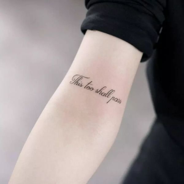 Tattoo chữ đẹp cho nữ ở bắp tay đơn giản