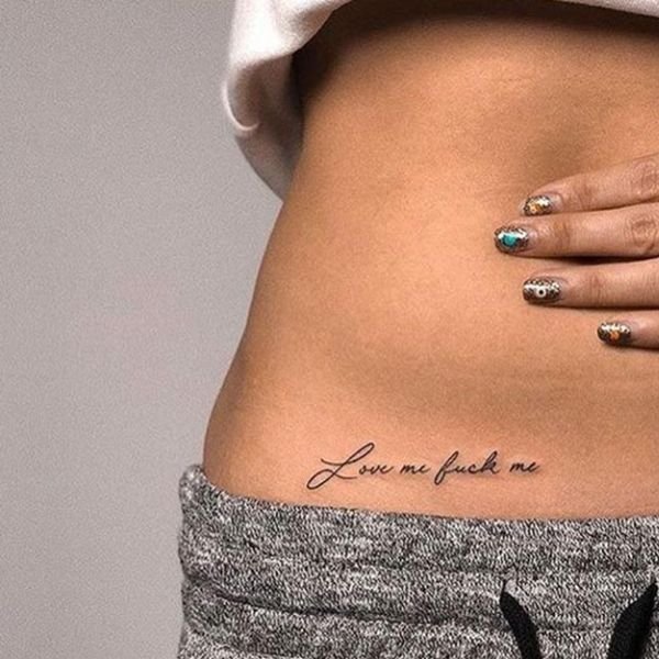 Tattoo chữ đẹp cho nữ ở bên sườn bụng