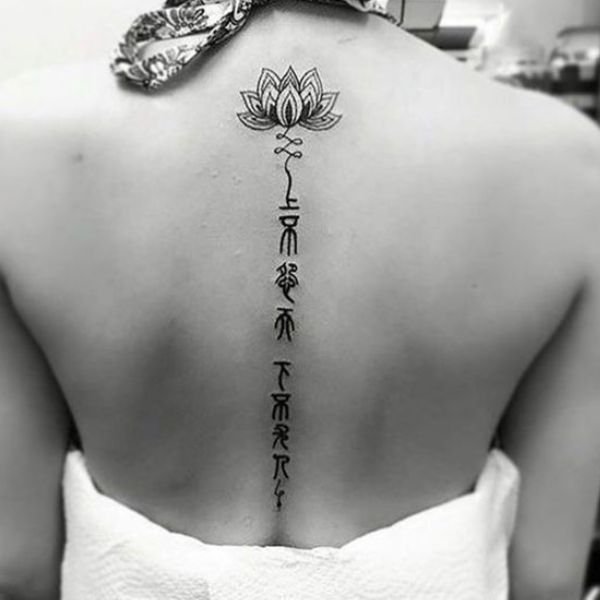 Tattoo chữ đẹp cho nữ ở sống lưng