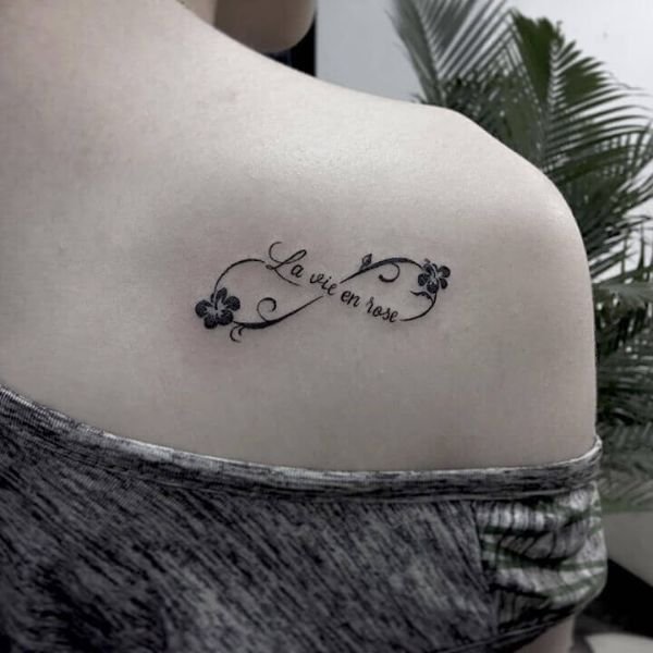 Tattoo chữ đẹp cho nữ ở vai