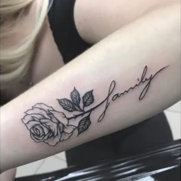 Tattoo chữ đẹp cho nữ và hoa hồng