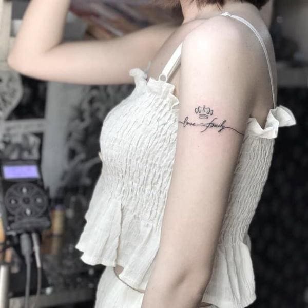 Tattoo chữ family ở bắp tay