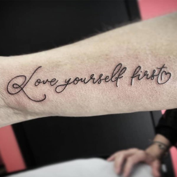 Hình xăm chữ love yourself ở tay