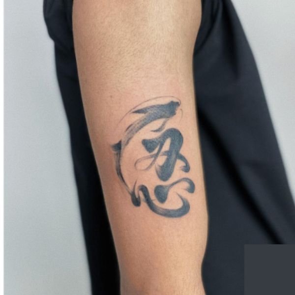 Tattoo chữ nhẫn bắp tay