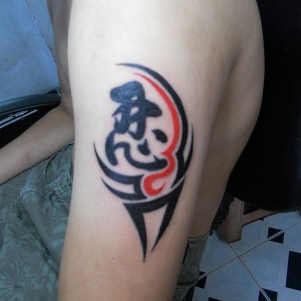 Tattoo chữ nhẫn kết hợp họa tiết thanh đao