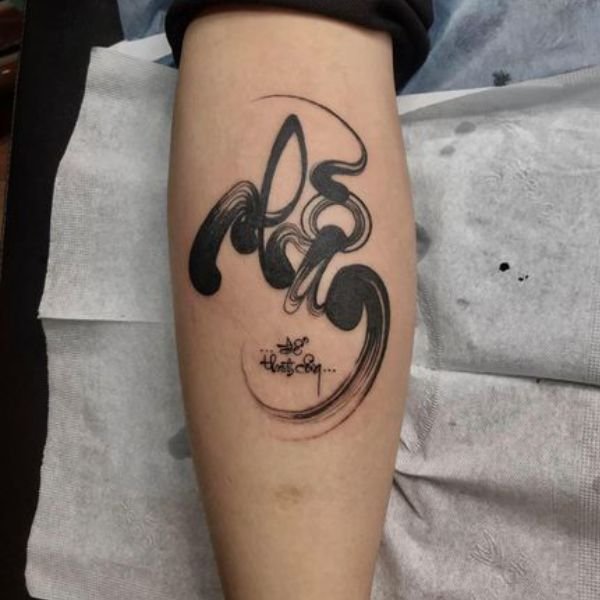 Tattoo chữ nhẫn ở bắp chân