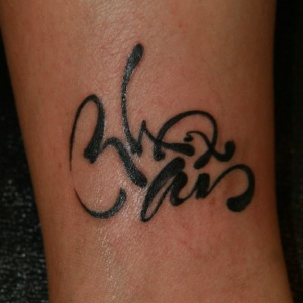 Tattoo chữ nhẫn ở cổ chân