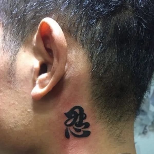 Tattoo chữ nhẫn ở cổ