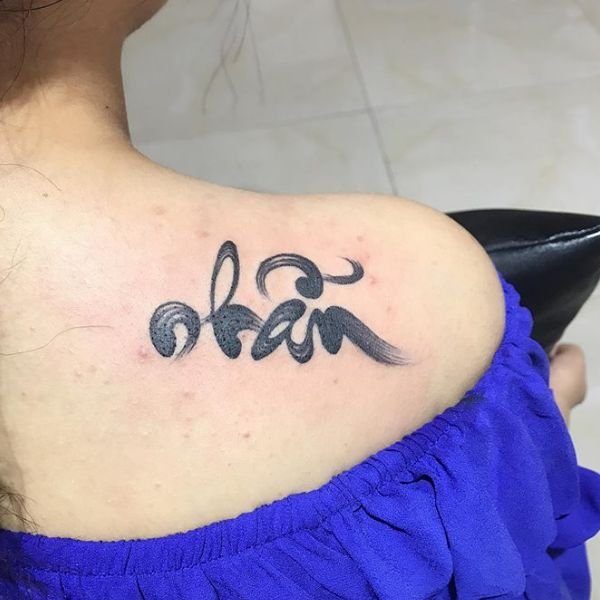 Tattoo chữ nhẫn sau vai nữ