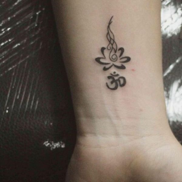 Tattoo chữ om hoa sen