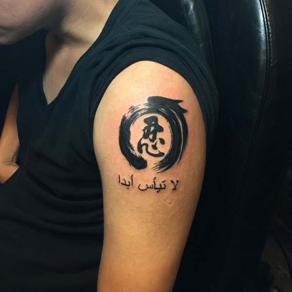 Tattoo chữ tàu bắp tay