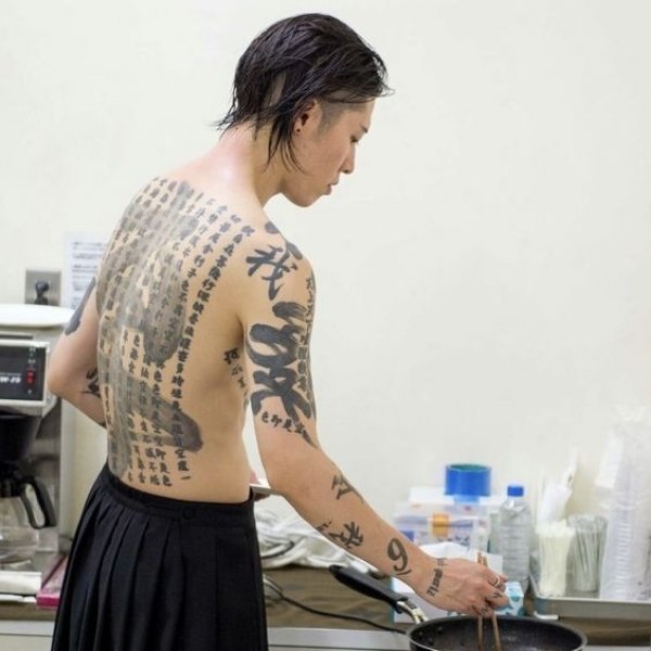 Tattoo chữ tàu kín lưng