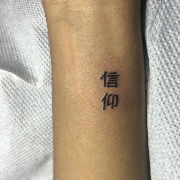 Tattoo chữ tàu mini nhở ở tay