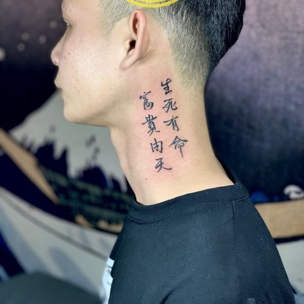 Tattoo chữ tàu ở cổ