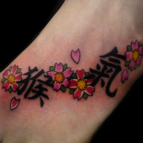 Tattoo chữ tàu ở mu bàn chân