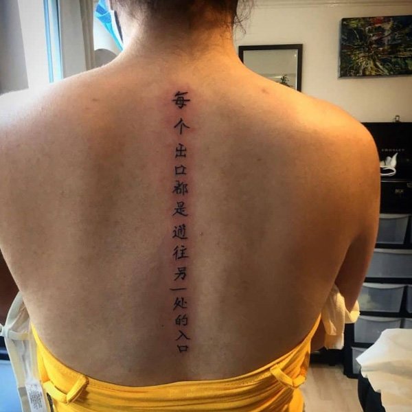 Tattoo chữ tàu ở sông lưng