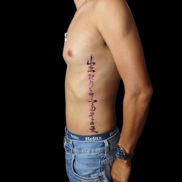 Tattoo chữ tàu ở sườn