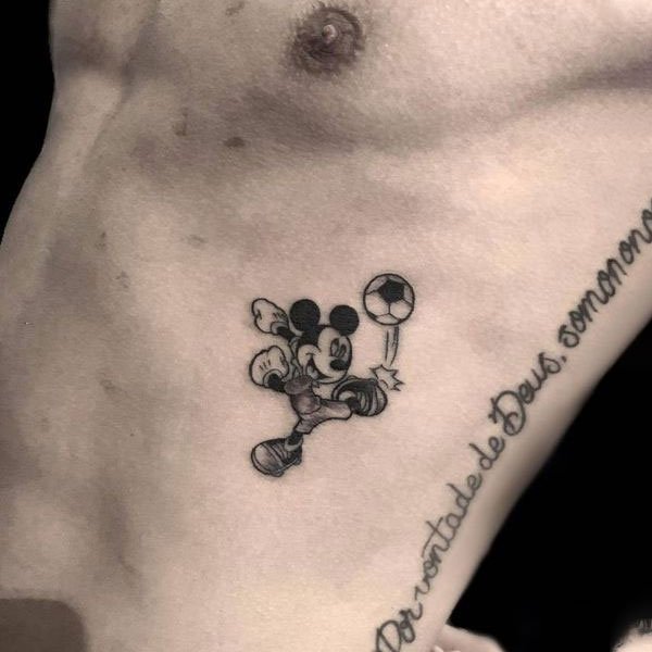 Tattoo chuột mickey ở bụng