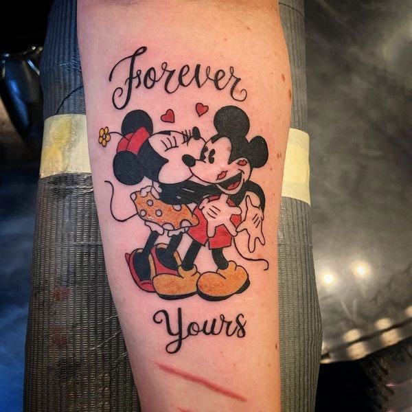 Tattoo chuột mickey ở cánh tay