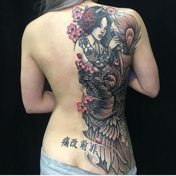 Tattoo cô gái nửa lưng