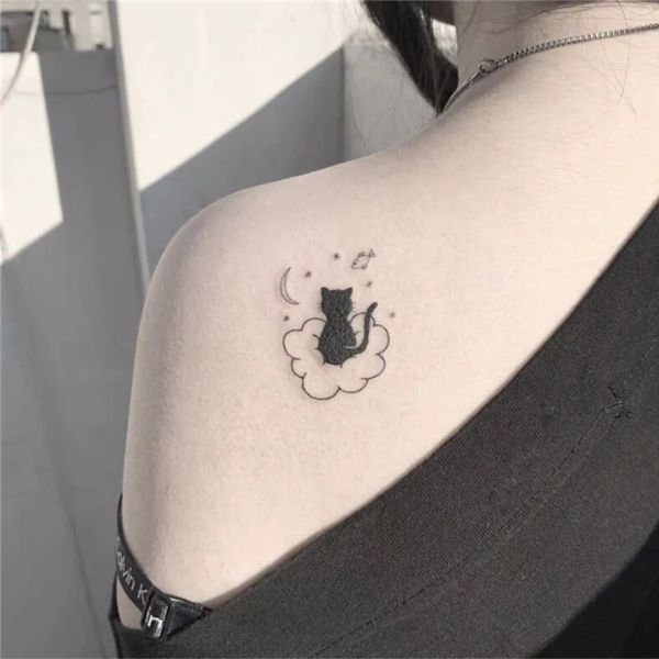 Tattoo con mèo trên vai