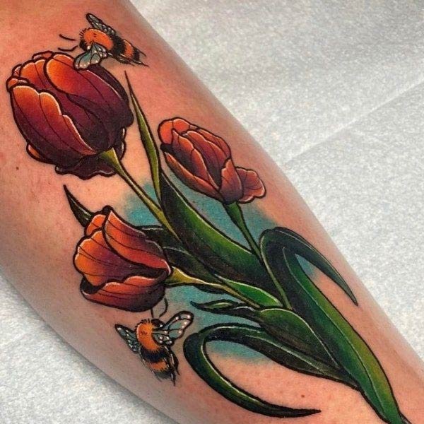 Hình xăm con ong và hoa Tulip