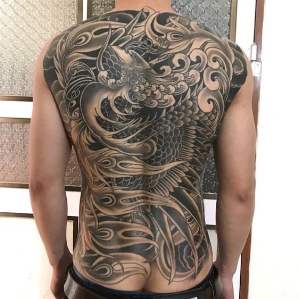 Tattoo con phượng hoàng kín lưng