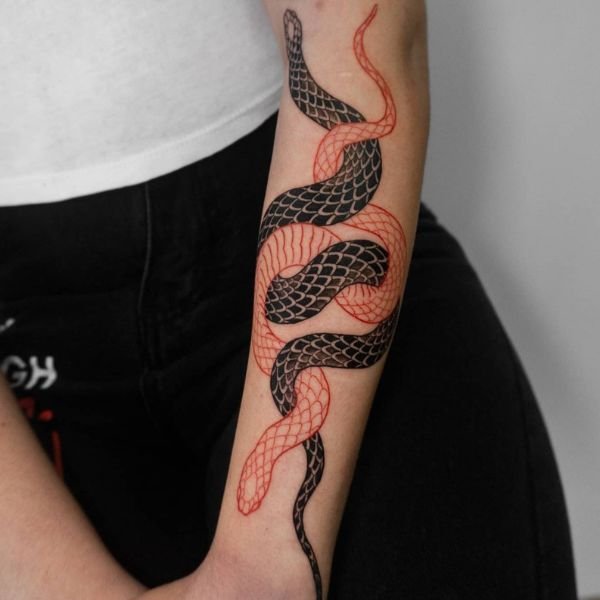 Tattoo con rắn đỏ đen