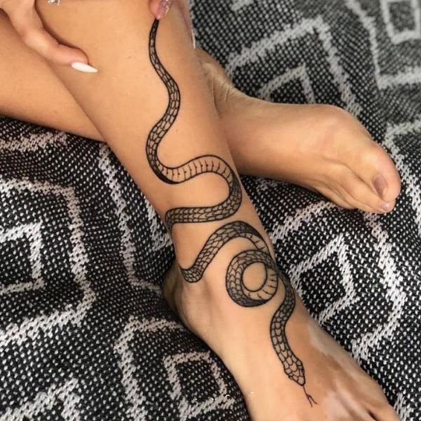 Tattoo con rắn mu bàn chân