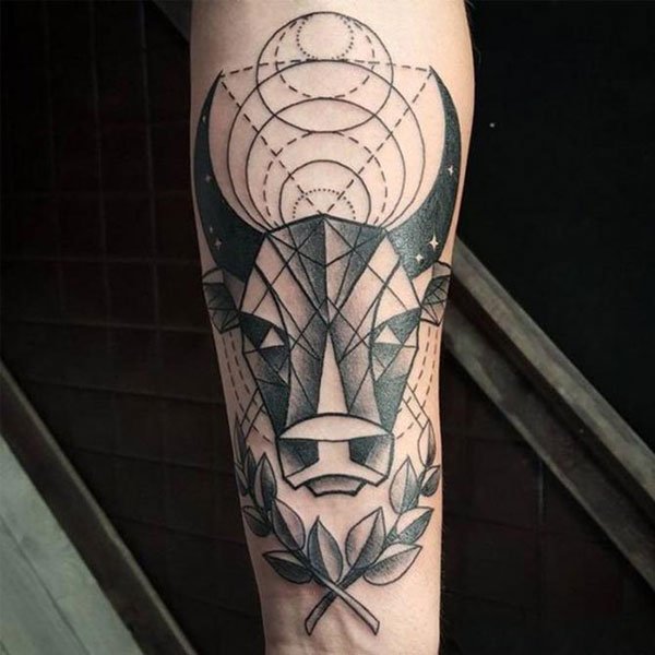 Tattoo cung kim ngưu ở cánh tay