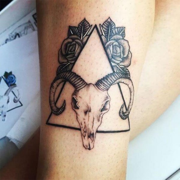 Tattoo cung ma kết ở chân