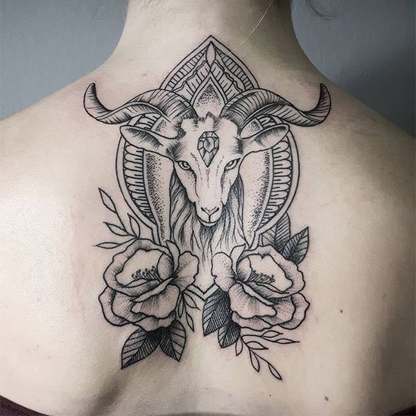 Tattoo cung ma kết ở lưng