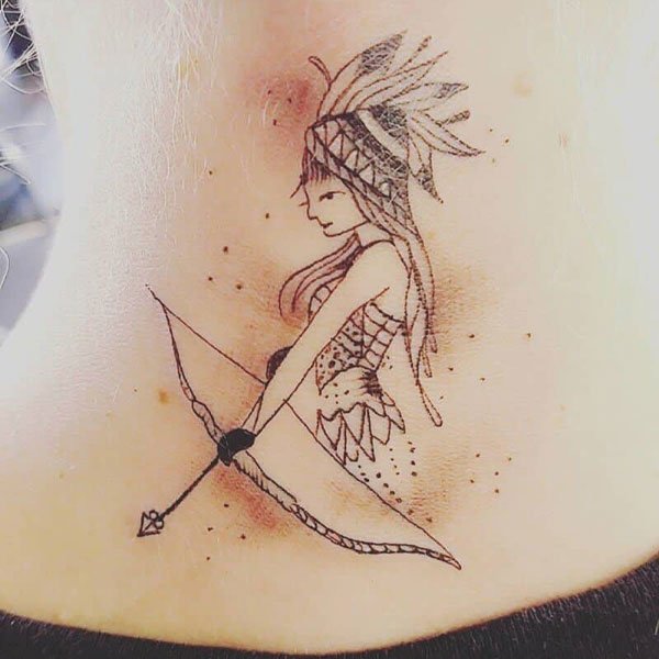 Tattoo cung nhân mã ở bụng