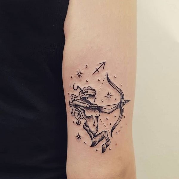 Tattoo cung nhân mã ở tay