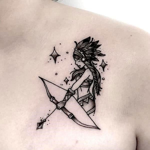 Tattoo cung nhân mã ở xương quai xanh