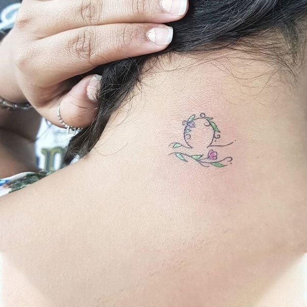 Tattoo cung thiên bình ở cổ