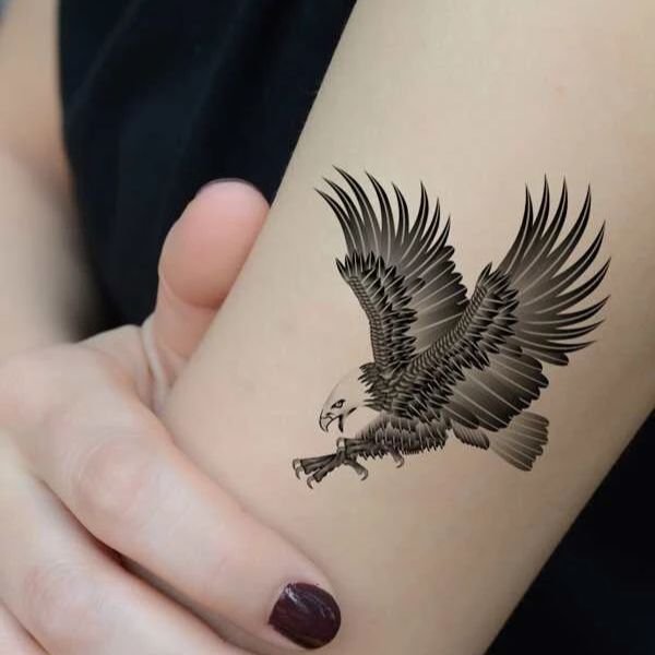 Tattoo đại bàng mini cánh tay nữ