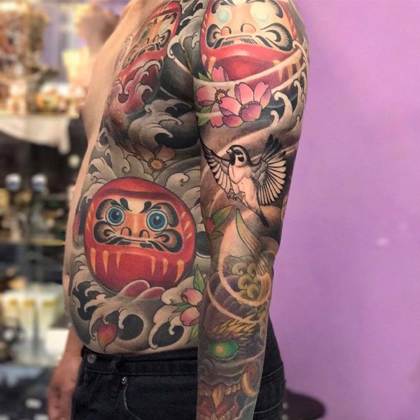 Tattoo daruma nửa bụng